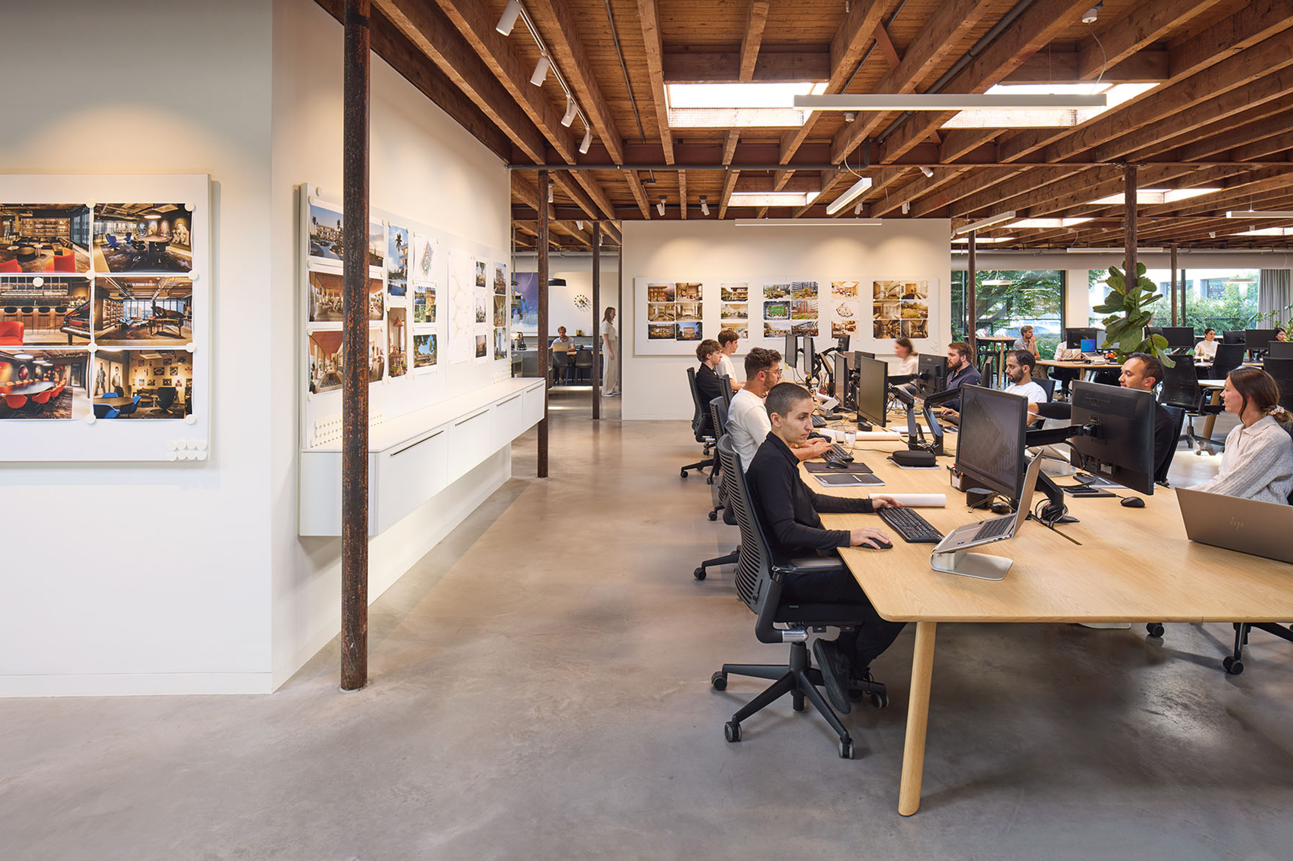Amsterdam office workplaces and project rooms